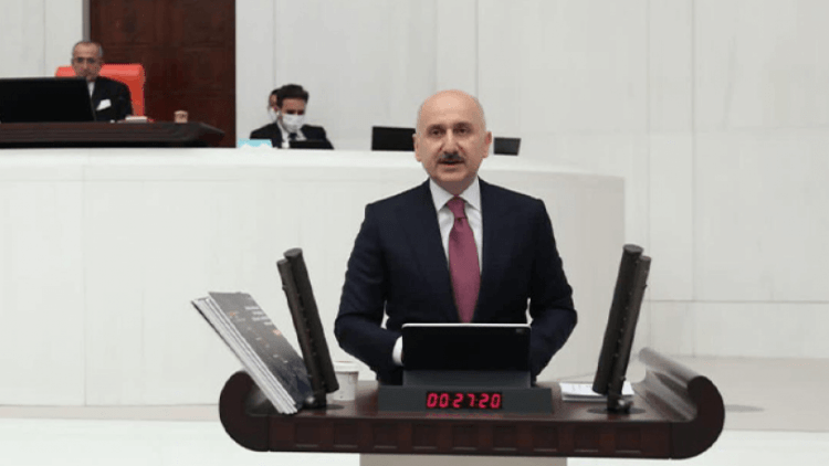 Bakan Karaismailoğlu kürsüde evraklarını bırakınca tepki çekti