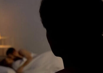 Aldatan eşinden intikam almak için kaynanasıyla birlikte oldu!