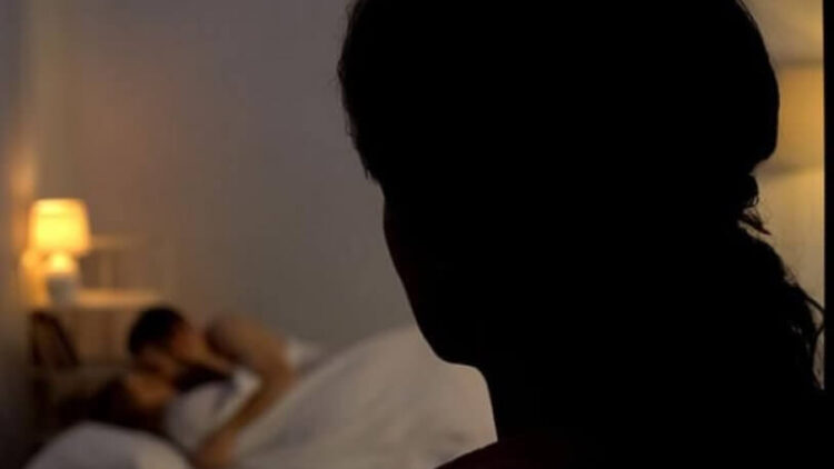 Aldatan eşinden intikam almak için kaynanasıyla birlikte oldu!