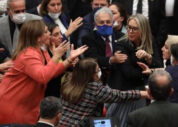 TBMM’de bu kez kadın milletvekilleri kavga etti