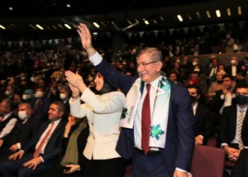 Davutoğlu: Bir yol ayrımındayız