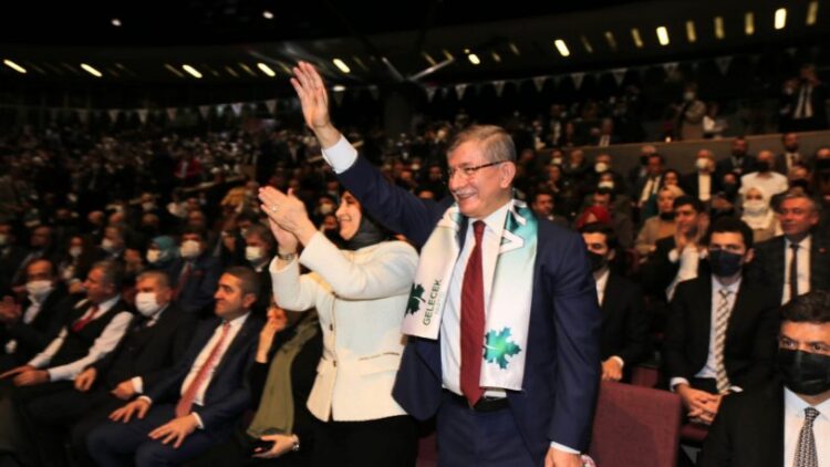 Davutoğlu: Bir yol ayrımındayız