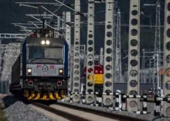 Çin-Laos demiryolu hattında soğuk zincir ürünleri taşıyan ilk tren yola çıktı