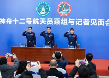 Shenzhou-12 astronotları Dünya’ya dönüşlerinin ardından ilk kez basının karşısına çıktı