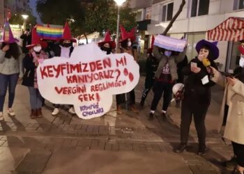 Kadınlar ped ve tampon fiyatlarındaki artışı protesto etti