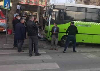 Halk otobüsü durakta bekleyenlere çarptı