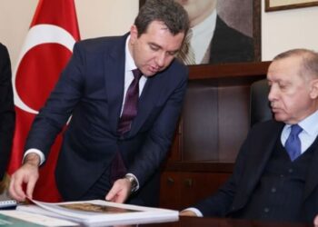 “Arsaları satıp o paralarla deve güreşi düzenliyor pes doğrusu!”