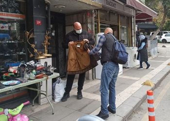 Zamlar ve kur yurttaşın belini büktü: Ekmek için ceketini satıyor