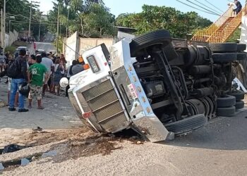 Meksika’da göçmenleri taşıyan kamyon devrildi: 54 ölü, onlarca yaralı