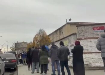 İstanbul’da metrelerce ‘ucuz ekmek’ kuyruğu oluştu