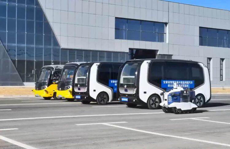 Çin’in kuzeybatısındaki Lanzhou’da sürücüsüz araçların deneme sürüşleri başladı
