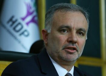 Ayhan Bilgen, partisinden istifa etti