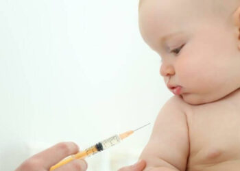 Yanlışlıkla Pfizer aşısı yapılan bebekler hastaneye kaldırıldı