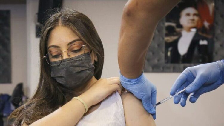 Covid-19 aşıları Omicron’a karşı ne kadar etkili?