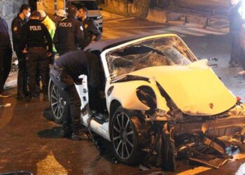 Sarıyer’de feci kaza: Lüks otomobil hurdaya döndü