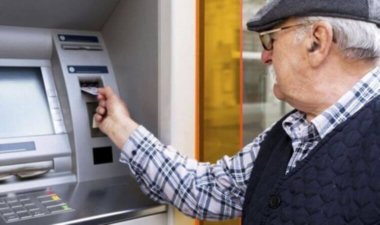 Zam bekleyen emekliler isyanda! ‘Çarşı pazara çıkamaz olduk’