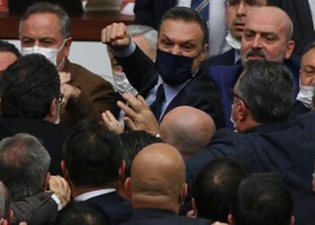 Meclis karıştı: Alpay Özalan, CHP’li vekillere yumruk savurdu!
