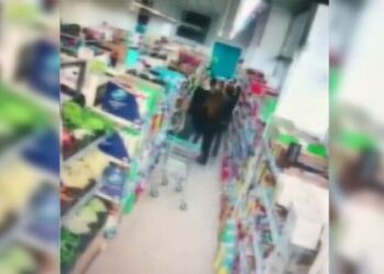 Markette korku dolu anlar: Uyarıldı, silahla tehdit etti