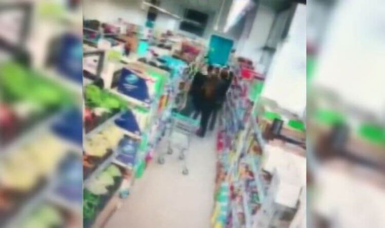 Markette korku dolu anlar: Uyarıldı, silahla tehdit etti