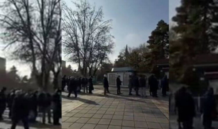 Soğuk havada ucuz ekmek kuyruğu