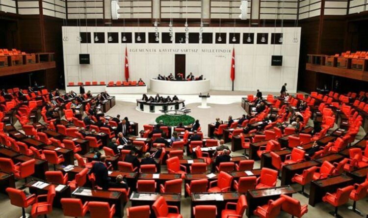 Emekli maaşı konusu yine AKP oylarıyla reddedildi