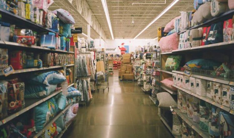 Mağaza, ayağına çivi batan kadına tazminat ödeyecek