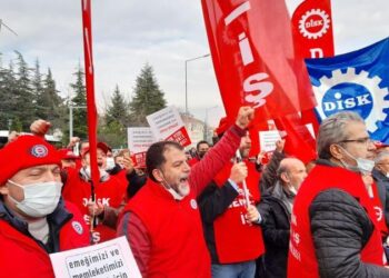 DİSK üyesi işçilerden Çalışma Bakanlığı önünde ‘asgari ücret’ eylemi