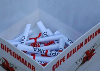 Sağlık çalışanları diplomalarını çöpe attı
