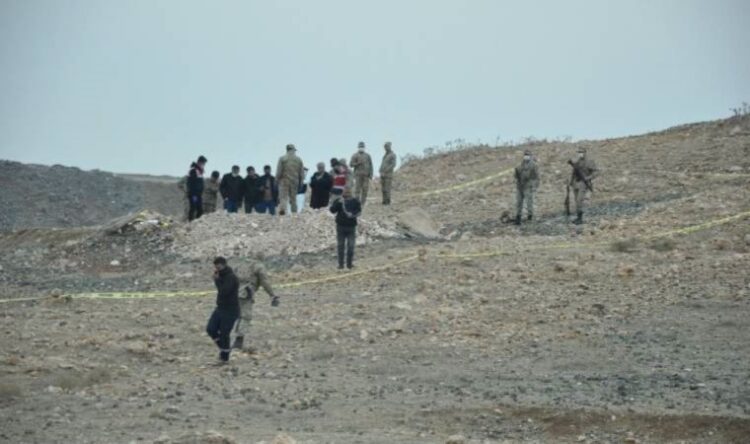 Köpeklerin kazdığı çukurdan ceset çıktı