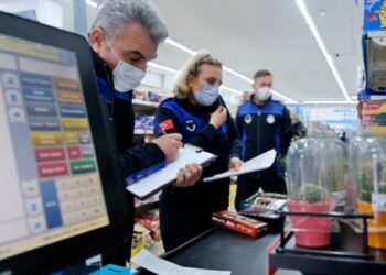 İstanbul’da zabıtalardan marketlere denetleme