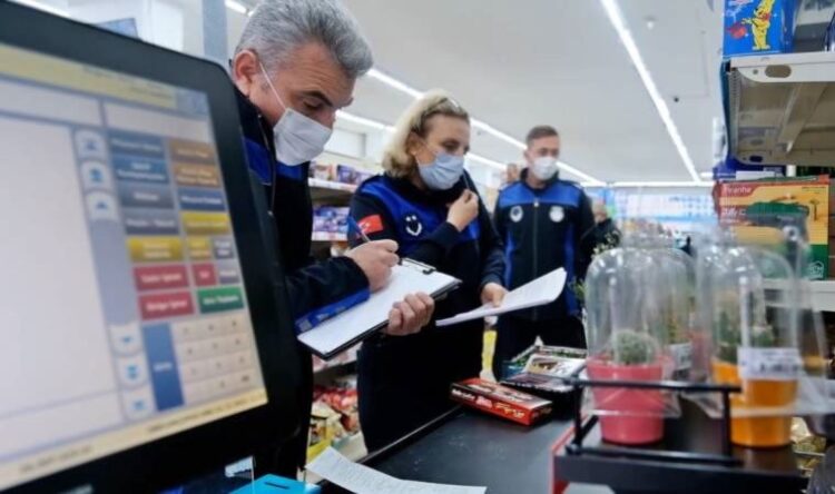 İstanbul’da zabıtalardan marketlere denetleme