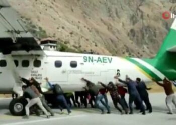 Yolcular, lastiği patlayan uçağı böyle ittiler