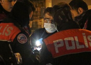Uzman er kadın polisi bıçakladı
