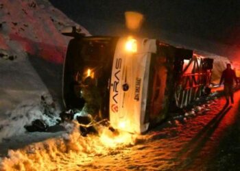 Yolcu otobüsü kaza yaptı: Ölü ve yaralılar var
