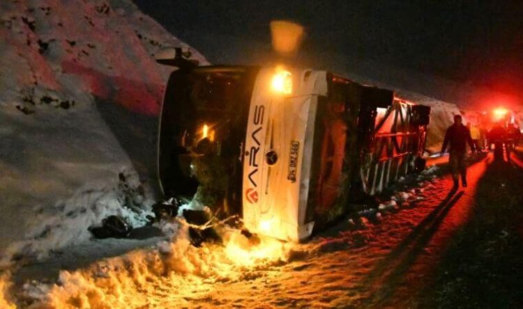 Yolcu otobüsü kaza yaptı: Ölü ve yaralılar var