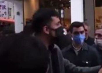 ‘Telefonunu çıkar’ diyen adamın ağzına telefonuyla vurdu
