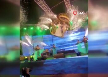 Gelin ve damat sahne şovu yaparken metrelerce yükseklikten düştü