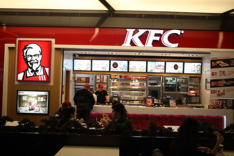 KFC’den tavuk siparişi veren kişinin paketinden tavuk kafası çıktı
