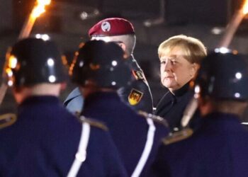 Merkel veda turunda gözyaşlarına hakim olamadı