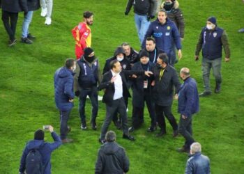 Adil Gevrek hakemlerin üzerine yürüdü
