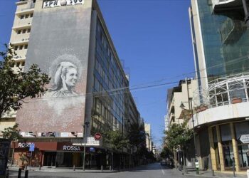 Lübnan Kovid-19 aşısını yaptırmayanlara günde 11 saat sokağa çıkma yasağı ilan etti