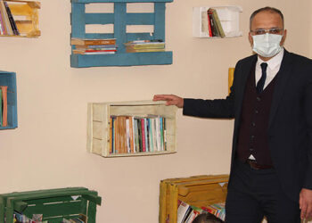 Atık malzemelerden kütüphane kurdular