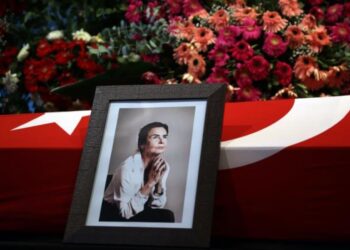 Usta oyuncu Fatma Girik son yolculuğuna uğurlandı