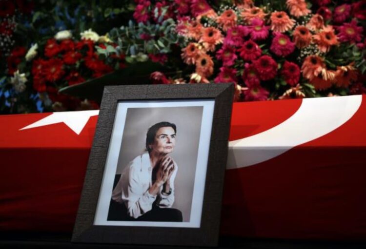 Usta oyuncu Fatma Girik son yolculuğuna uğurlandı