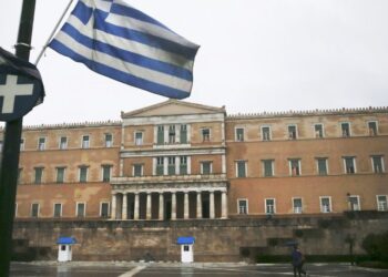 Yunanistan kara sularındaki 12 mil tezinden vazgeçmiyor