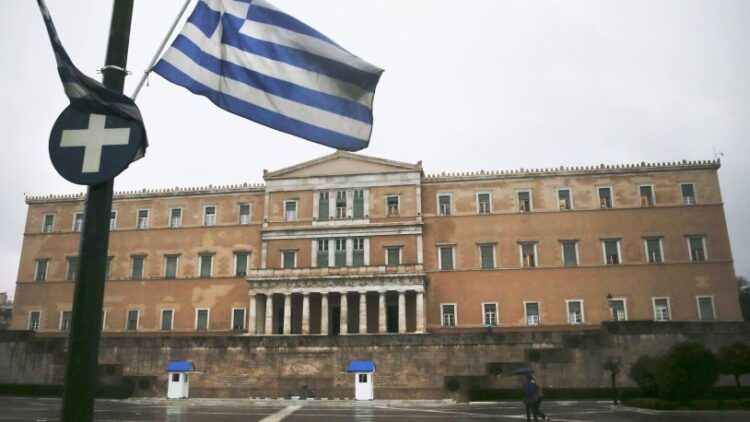 Yunanistan kara sularındaki 12 mil tezinden vazgeçmiyor