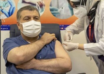 CHP’den Bakan Fahrettin Koca’yı zora sokacak aşı sorusu