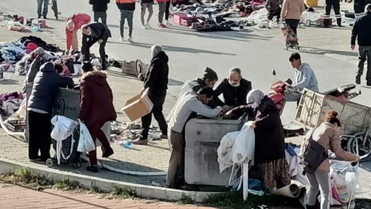 İşte yoksulluğun fotoğrafı; Çöpte ikinci el kavgası