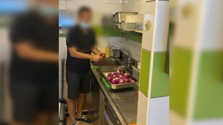 13 yıllık doktor İsviçre’de kebapçıda çalışmaya başladı