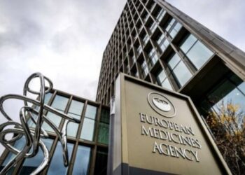 EMA: Omicron’un hızlı yayılması bizi pandemiden endemiye götürebilir